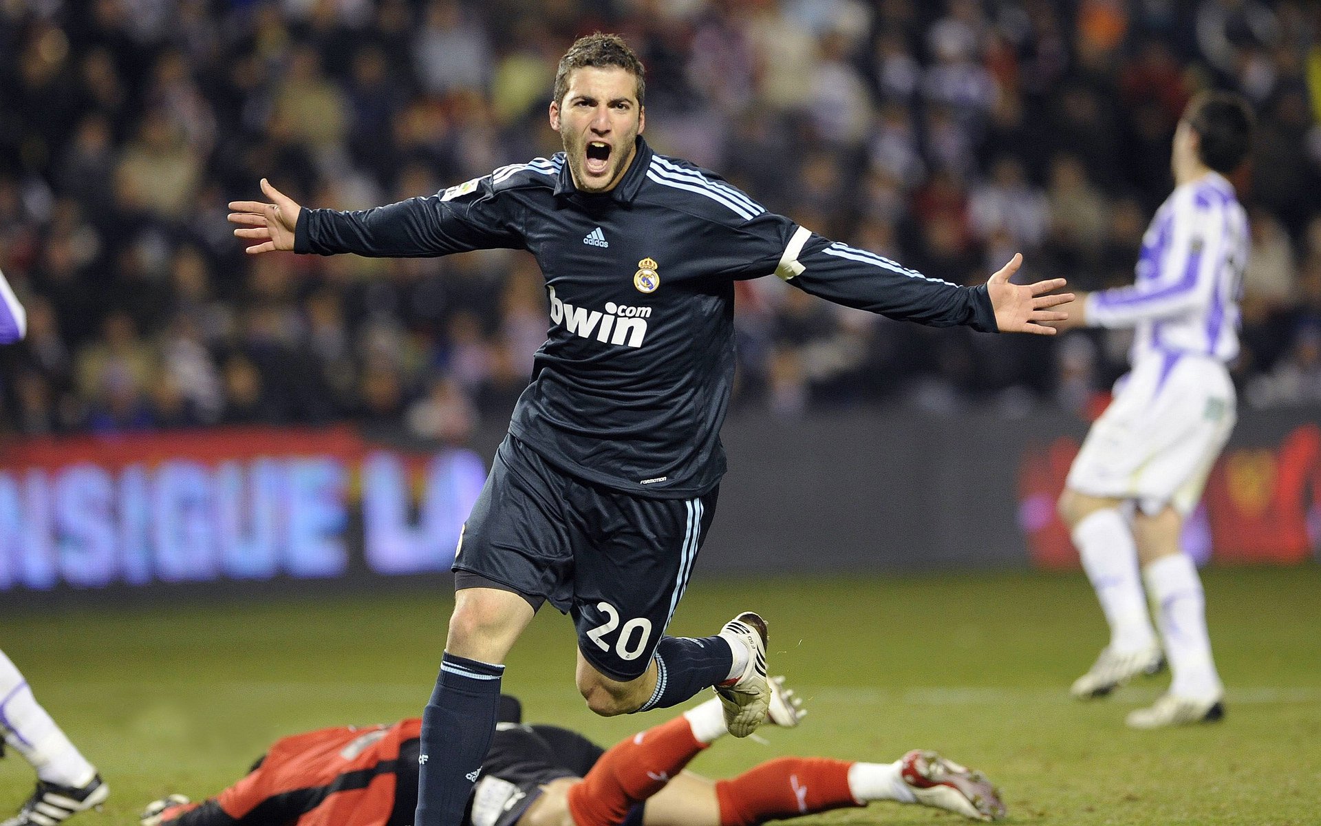 奥格斯堡主场1-0战胜莱比锡，保级关键三分，奥格斯堡对莱比锡红牛现场直播